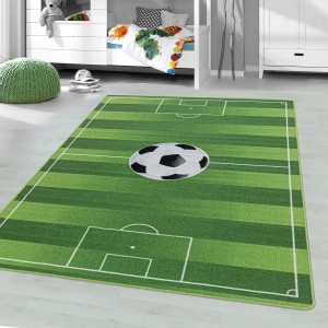 Grüner Ayyildiz Kinderteppich Play mit Fußballfeld-Motiv, 100x150 cm.