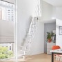 Intercon Raumspartreppe Alpha: 11 weiße Buchenstufen, Polar-Weiß Metallholm und Geländer in hellem Wohnraum.