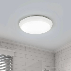 Weiße, runde Arcchio LED Deckenleuchte Augustin im Badezimmer.