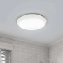 Weiße, runde Arcchio LED Deckenleuchte Augustin im Badezimmer.