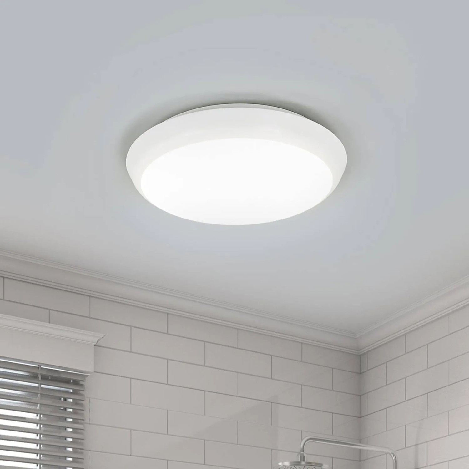 Weiße, runde Arcchio LED Deckenleuchte Augustin im Badezimmer.
