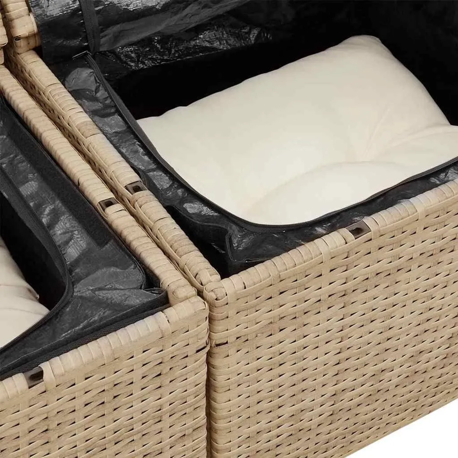 Detailansicht: Beige Poly-Rattan Gartenmöbel-Set mit cremefarbenen Kissen.
