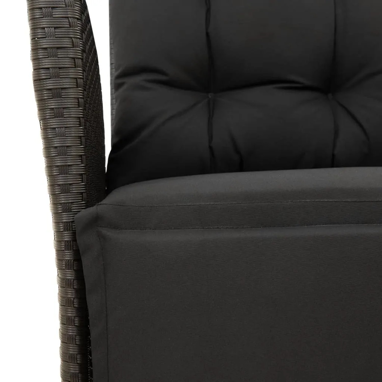 Detailaufnahme: Schwarzer Gartenstuhl aus Polyrattan mit Kissen, Teil der 7-tlg. vidaXL Essgruppe.