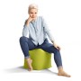 Frau sitzt auf grünem Sitting Point Hocker (60 l). Bequemer Sitzsack für Jugend- und Wohnzimmer.