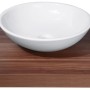 Rundes, weißes Aufsatzwaschbecken (Ø 42 cm) aus Keramik auf einer Holzplatte.