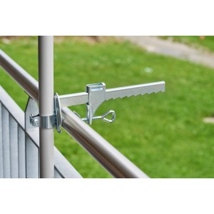 Suncomfort Balkonklammer, pulverbeschichtet, zur Befestigung von Sonnenschirmen am Balkongeländer.