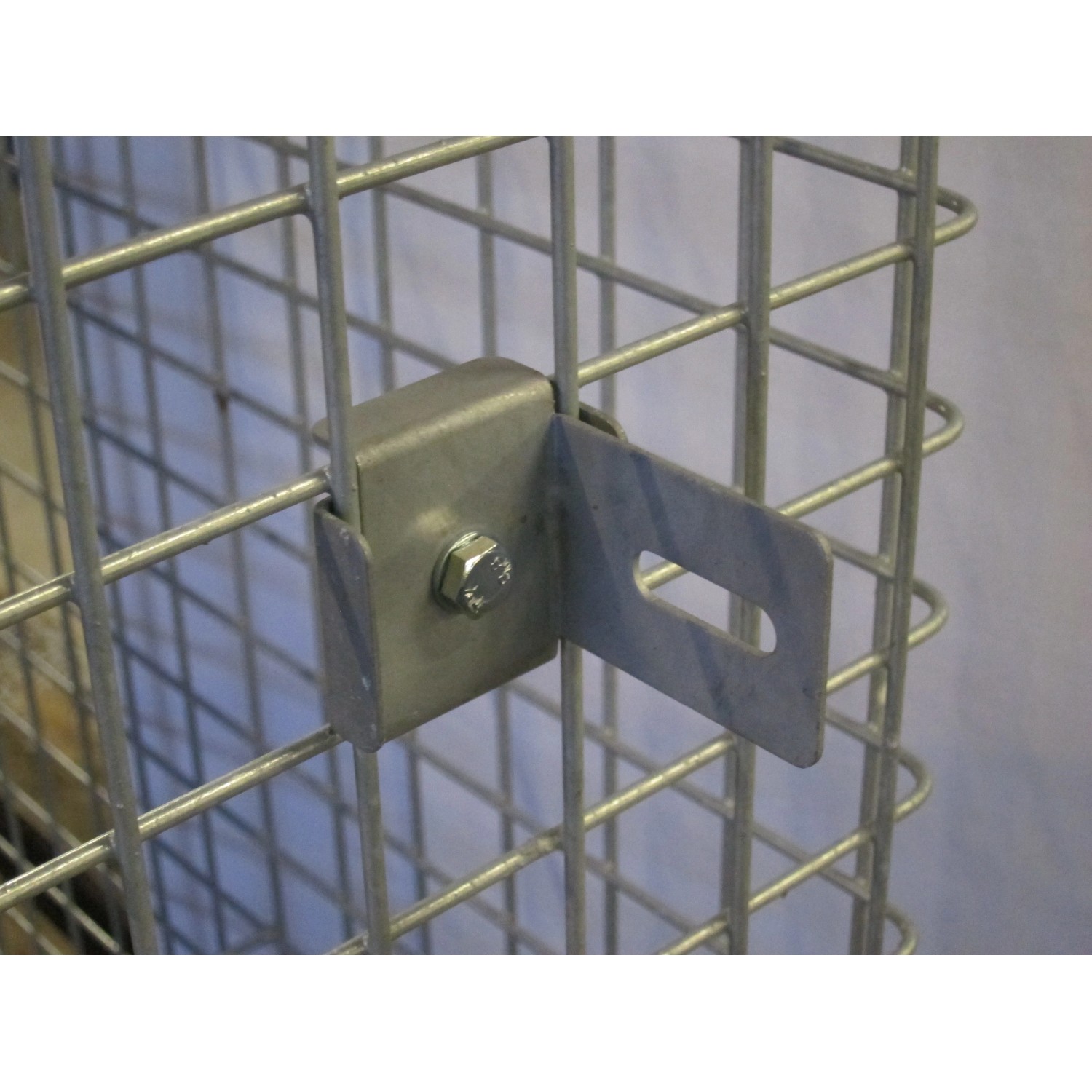 Gabiona Zaunhalter mit Klammer an Gabione (Maschen 5x5 cm) befestigt.