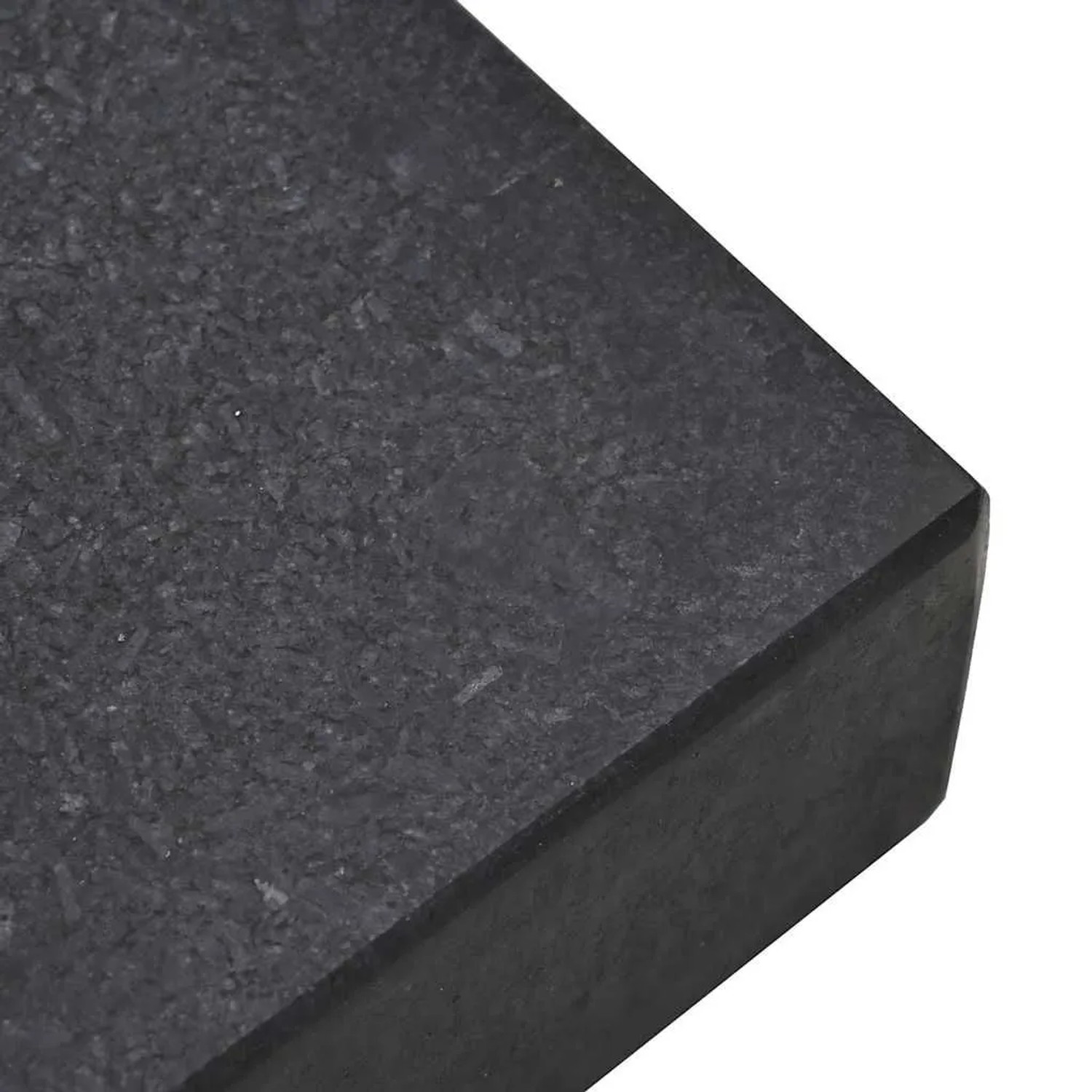 Detailaufnahme: Schwarzer, rechteckiger vidaXL Sonnenschirmständer aus Granit, 45x25x45 cm.