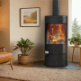 Schwarzer, runder Panadero Kaminofen Vigo 7,4kW im Wohnraum mit brennendem Feuer.