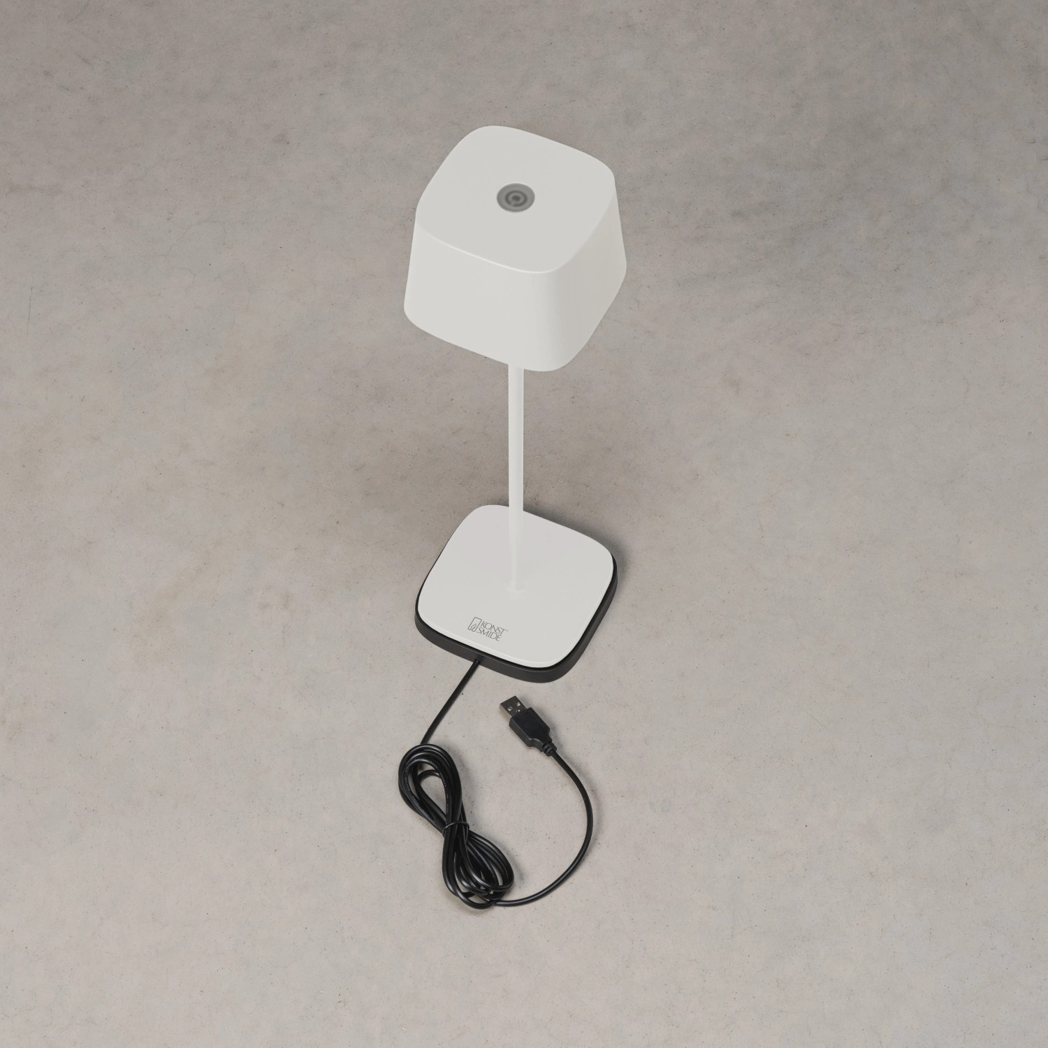 Weiße Konstsmide LED Tischleuchte Capri für Innen & Außen, mit USB-Kabel.