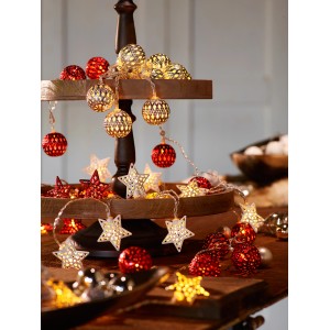 LED Lichterkette mit roten Metallkugeln und Sternen, warmweißes Licht, für Innen.