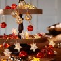 LED Lichterkette mit roten Metallkugeln und Sternen, warmweißes Licht, für Innen.