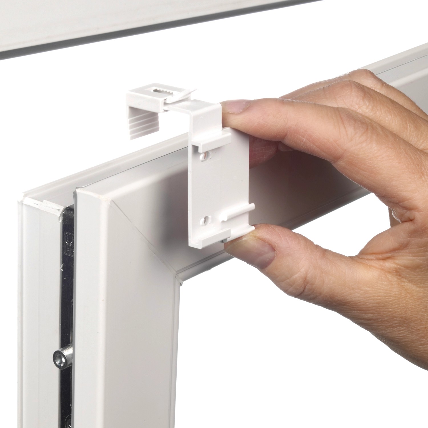 Montage des Gardinia Easyfix Doppelrollos am Fensterrahmen. Weißes Rollo Detail.