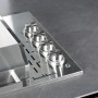 Detailaufnahme der Buschbeck Derby Outdoorküche: Edelstahl-Brenner und Bedienelemente.