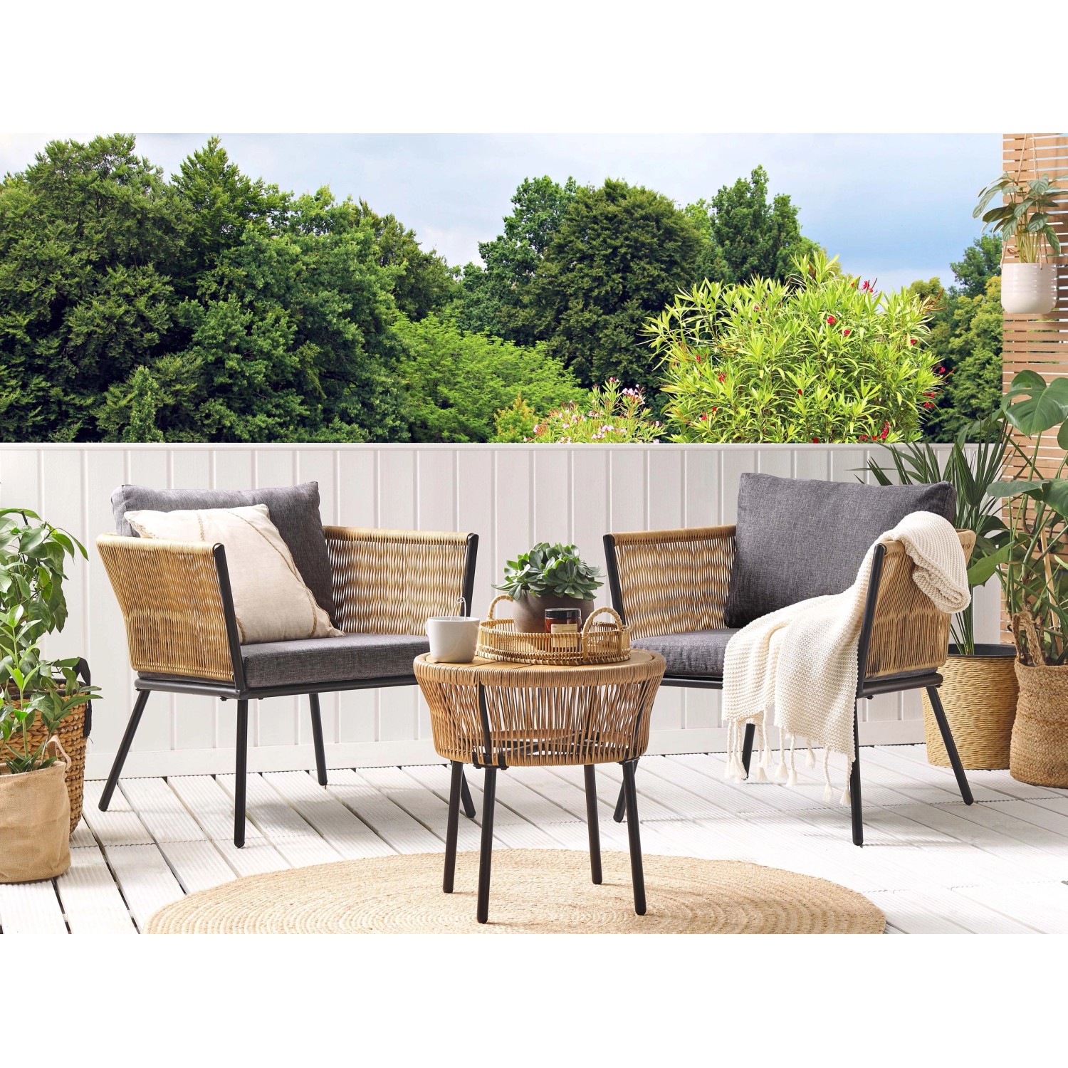 Hellbraunes Beliani Bistro Set GARGANO mit Tisch und zwei Rattansesseln für den Garten.
