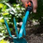 Gardena combisystem Kleinhäckchen mit 3 Zinken im Einsatz zum Auflockern der Erde.