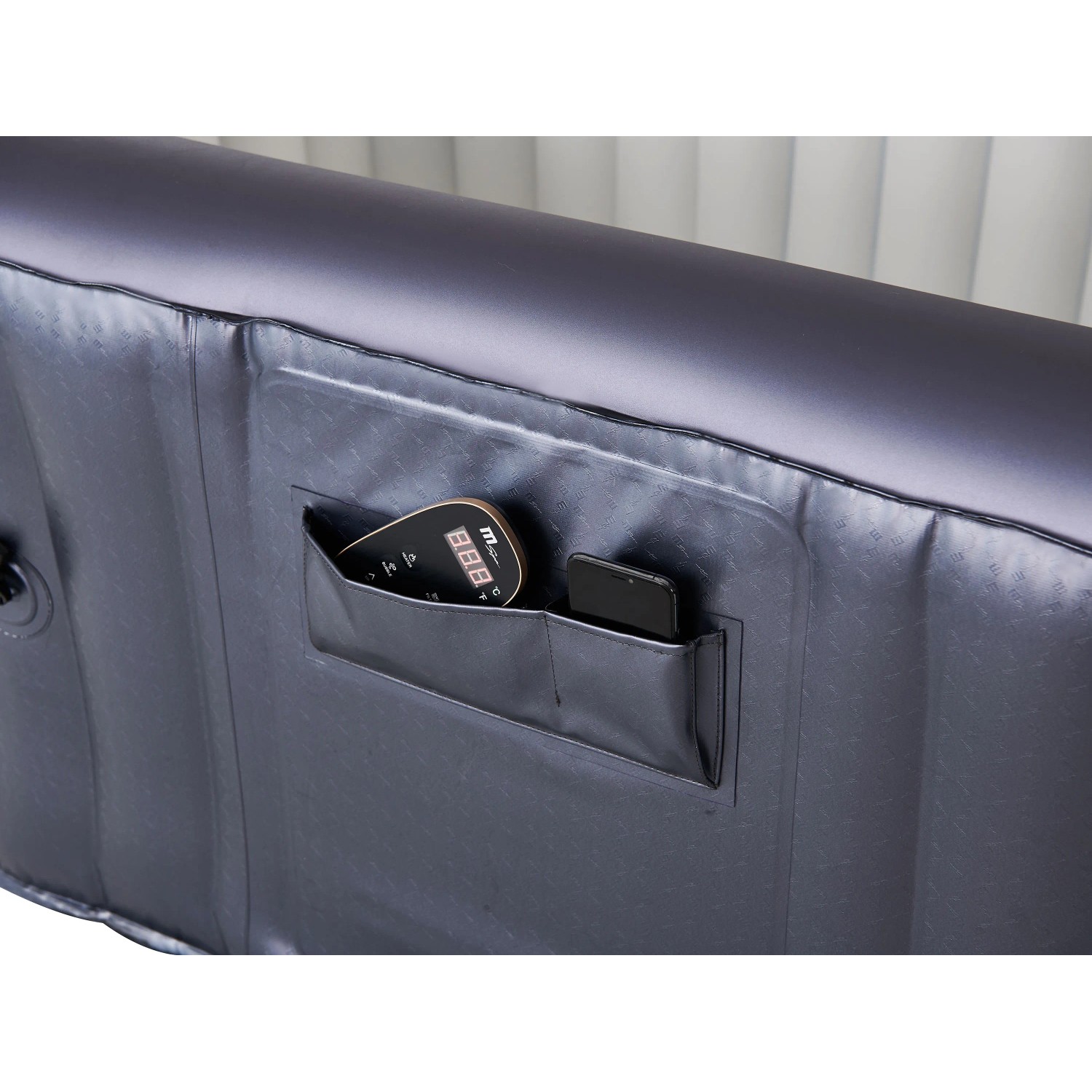 Detailaufnahme MSpa Urban Whirlpool Nest AirJet mit Fernbedienung und Smartphone in Tasche.