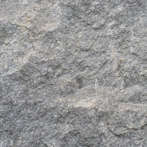 Nahaufnahme von gespaltenem, hellgrauem Galamio Granitpflaster mit Kristalleinschlüssen.
