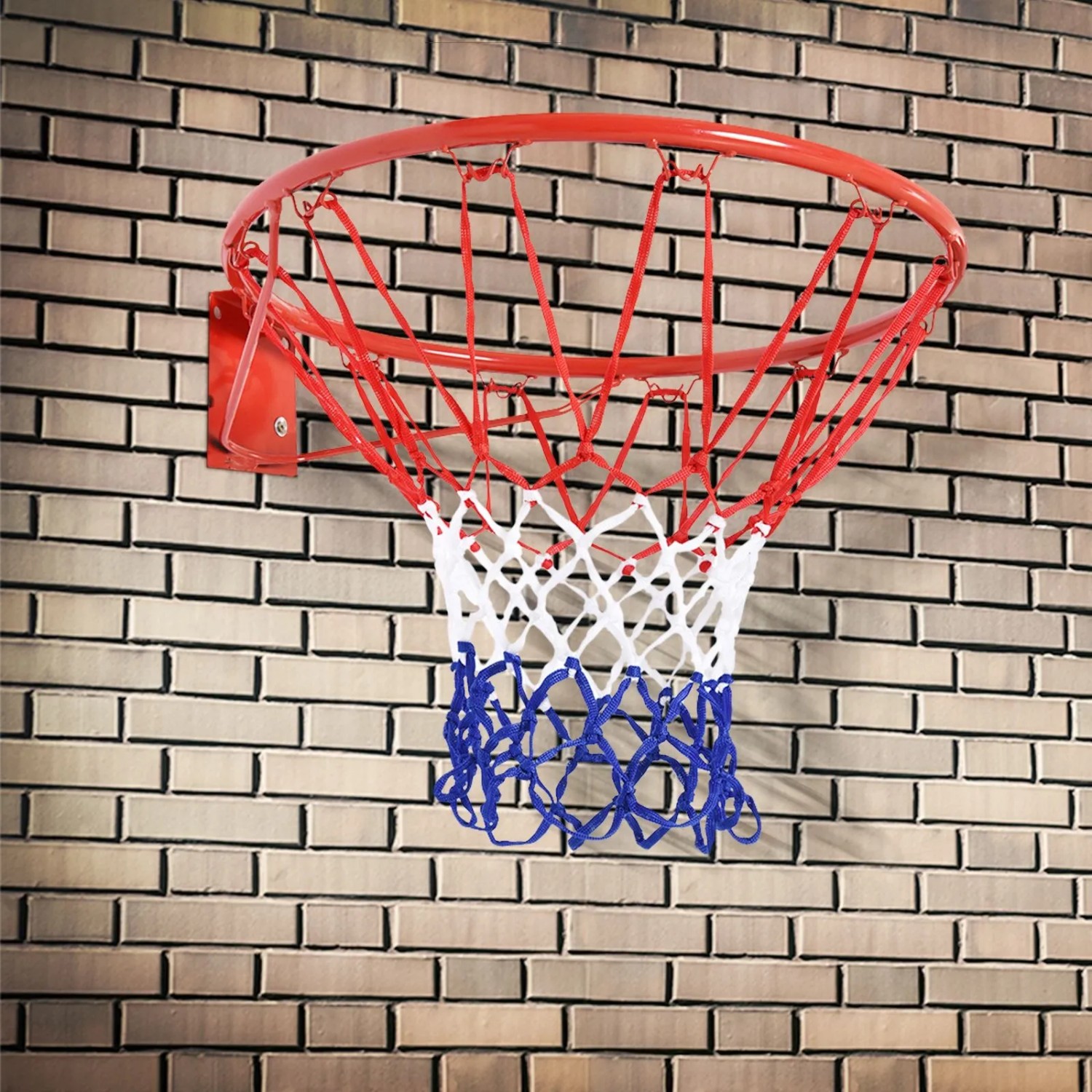 HOMCOM Basketballkorb aus Metall mit rot-weiß-blauem Polypropylen-Netz an Ziegelwand. Für Spiel & Spaß.