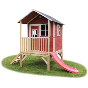 Rotes EXIT Loft 300 Holzspielhaus mit Rutsche und Leiter im Garten.