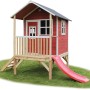 Rotes EXIT Loft 300 Holzspielhaus mit Rutsche und Leiter im Garten.