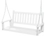 Weiße Massivholz Hängebank mit Lattenrücken und Armlehnen, aufgehängt an Metallketten. Gartenschaukel für 2 Personen.