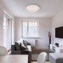 Weiße Globo LED-Deckenleuchte Magnifique, Ø 49,5 cm, im Wohnraum mit Sofa und TV.
