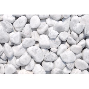 Nahaufnahme von weißen Marmor Zierkieseln (40-60mm) für Garten und Deko.