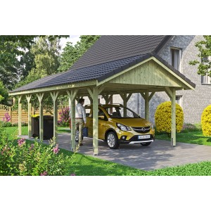 Satteldach-Carport Wallgau aus Holz mit Dachlattung und gelbem Auto im Garten.