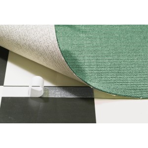 LUX Boden-Verlegeband fixiert grünen Teppich auf Schachbrettmuster.