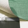 LUX Boden-Verlegeband fixiert grünen Teppich auf Schachbrettmuster.