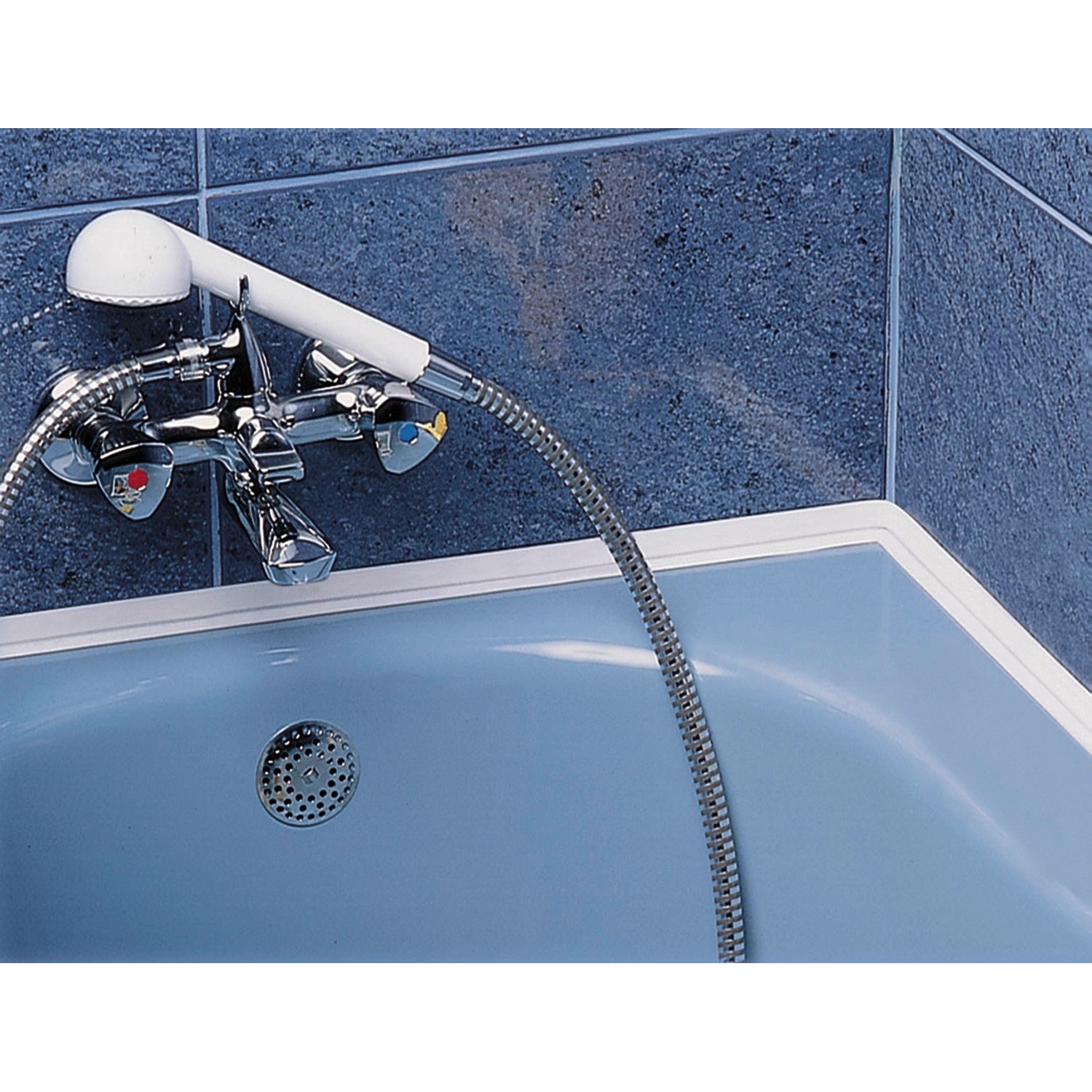 Anwendung: Weißes, extrabreites Wenko Abdichtungsband an Badewannenrand zur Abdichtung.