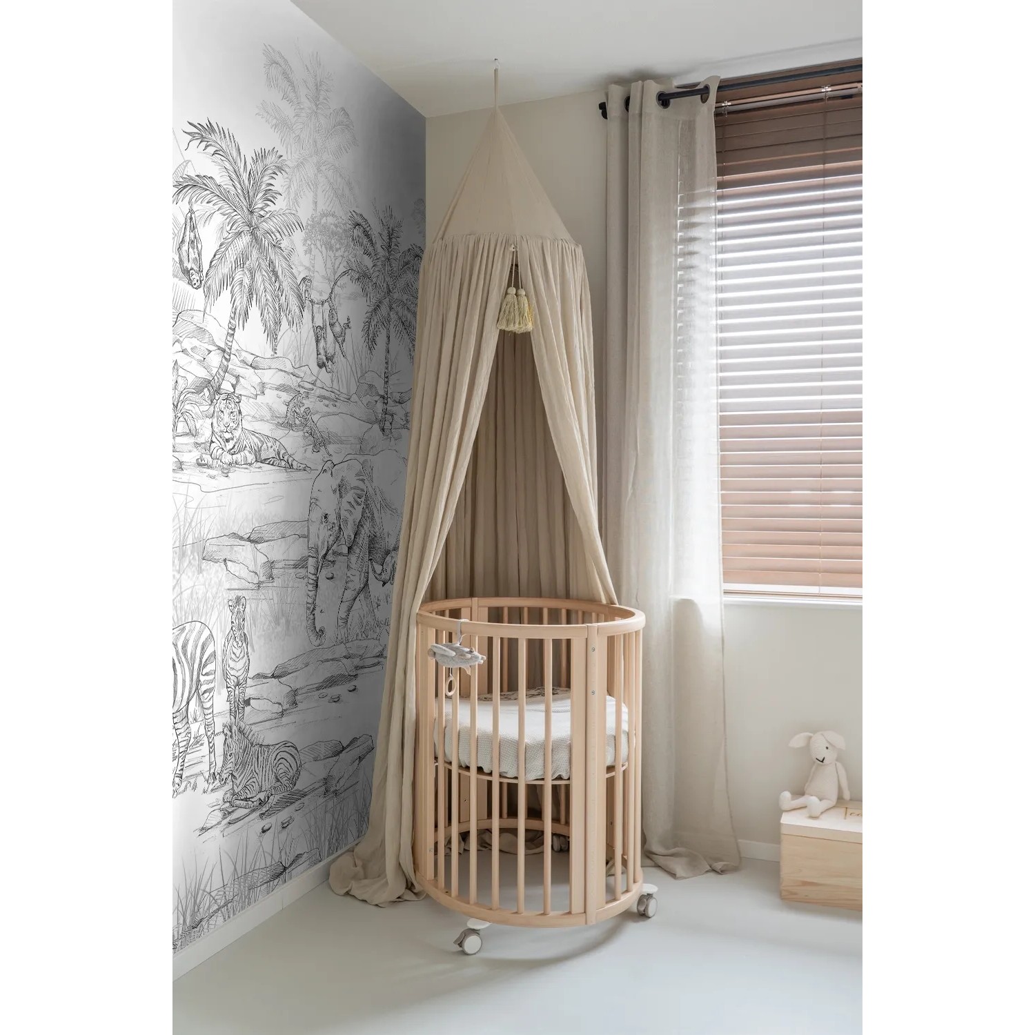 ESTAhome Fototapete Dschungeltiere in Schwarz-Weiß im Kinderzimmer mit Babybett.