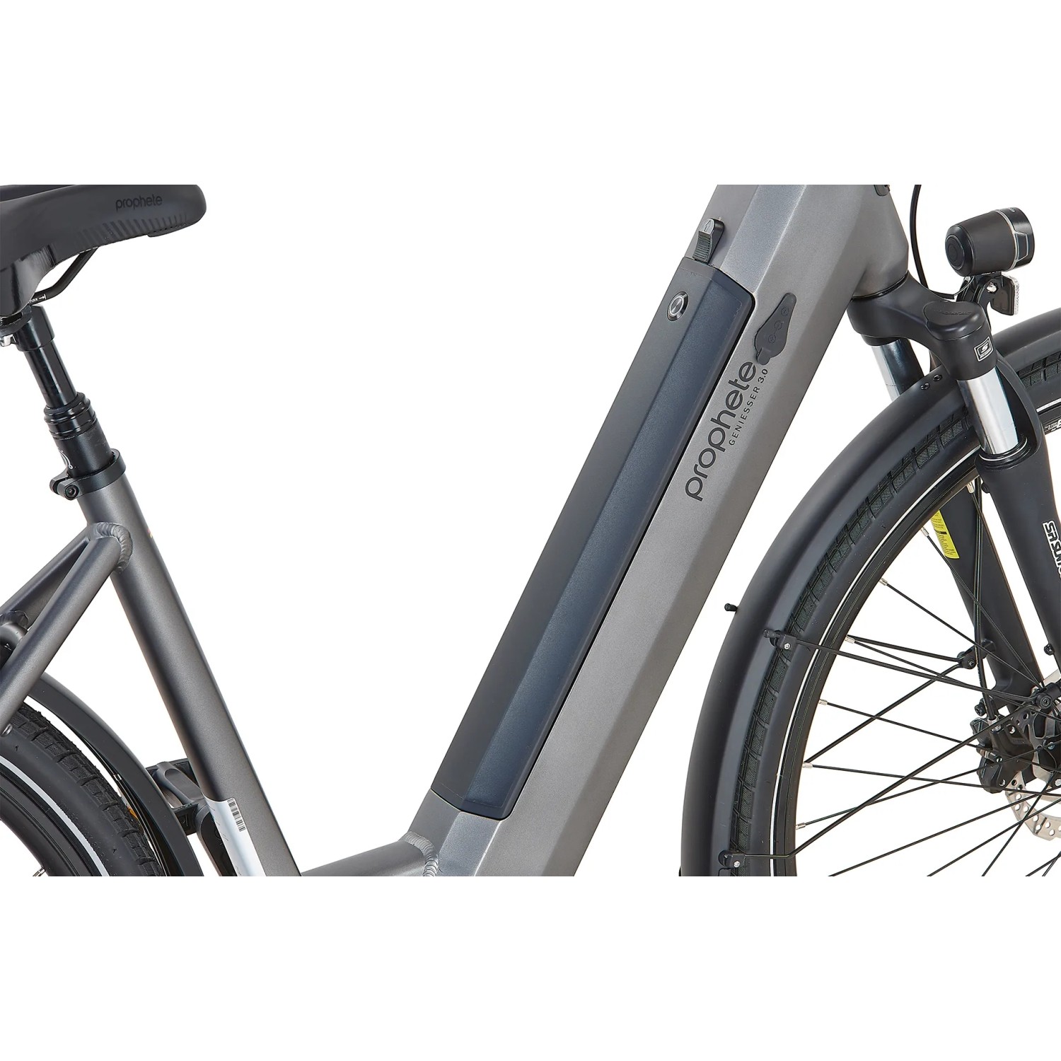 Detailansicht des grauen Prophete City E-Bike Geniesser 3.0 Damenrads mit Fokus auf Rahmen und Vorderreifen.