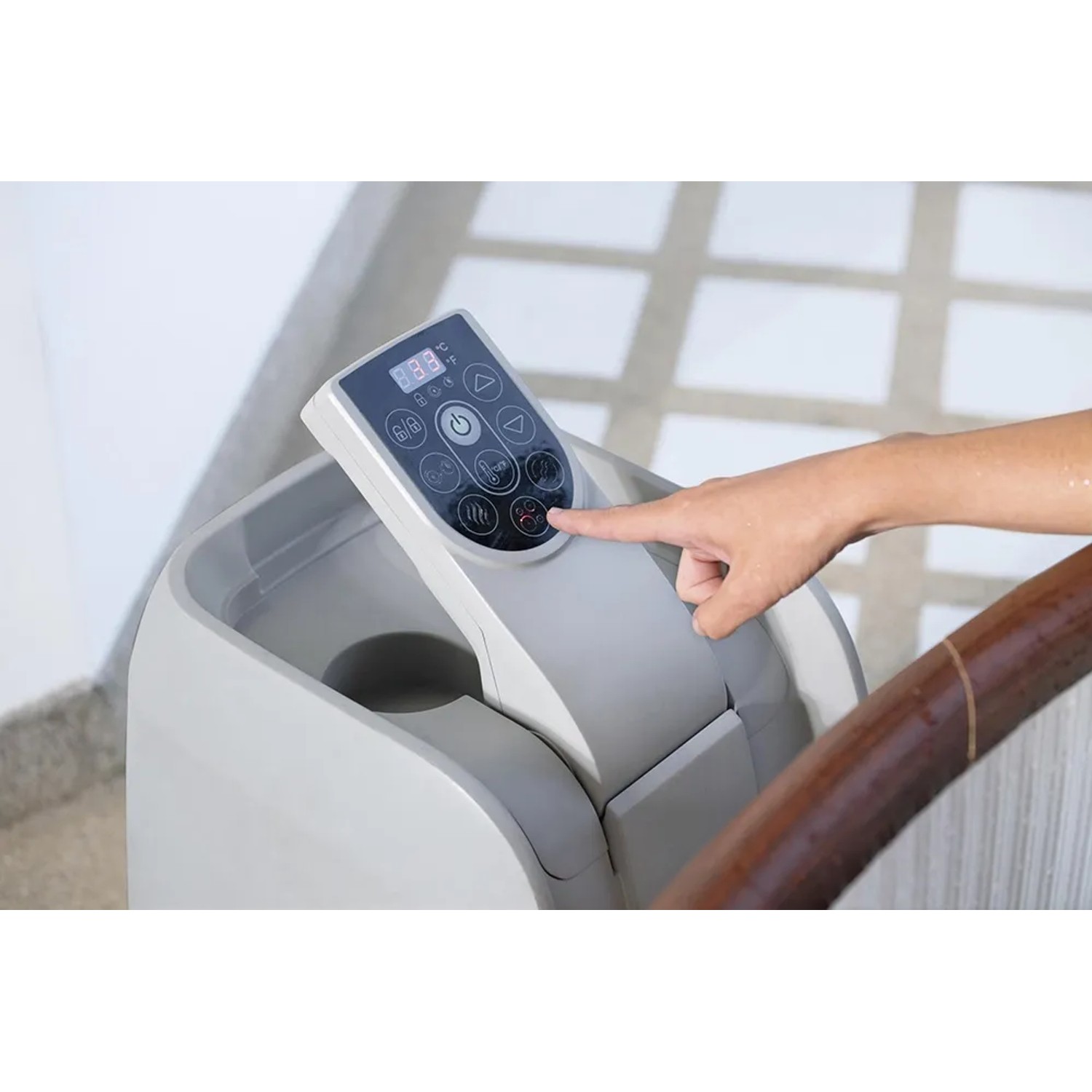 Detailaufnahme der Steuerung des LAY-Z-SPA Helsinki AirJet Whirlpools.