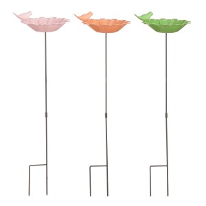 Drei bunte Mica Decorations Vogeltränken in Rosa, Orange, Grün mit Blumenform und Vogel auf Stiel für Gartendekoration.