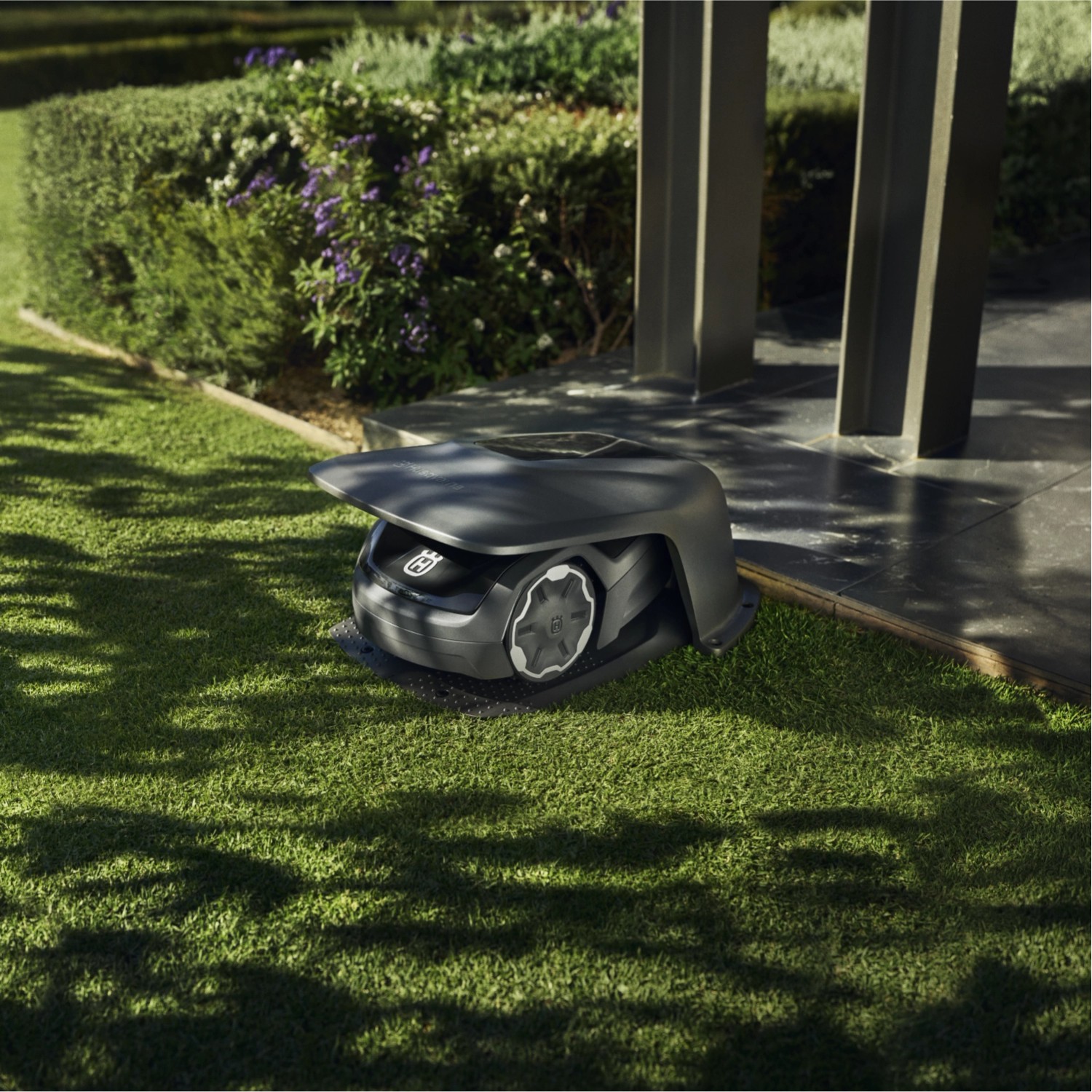 Husqvarna Aspire R4 Mähroboter Garage für optimalen Schutz und lange Lebensdauer.