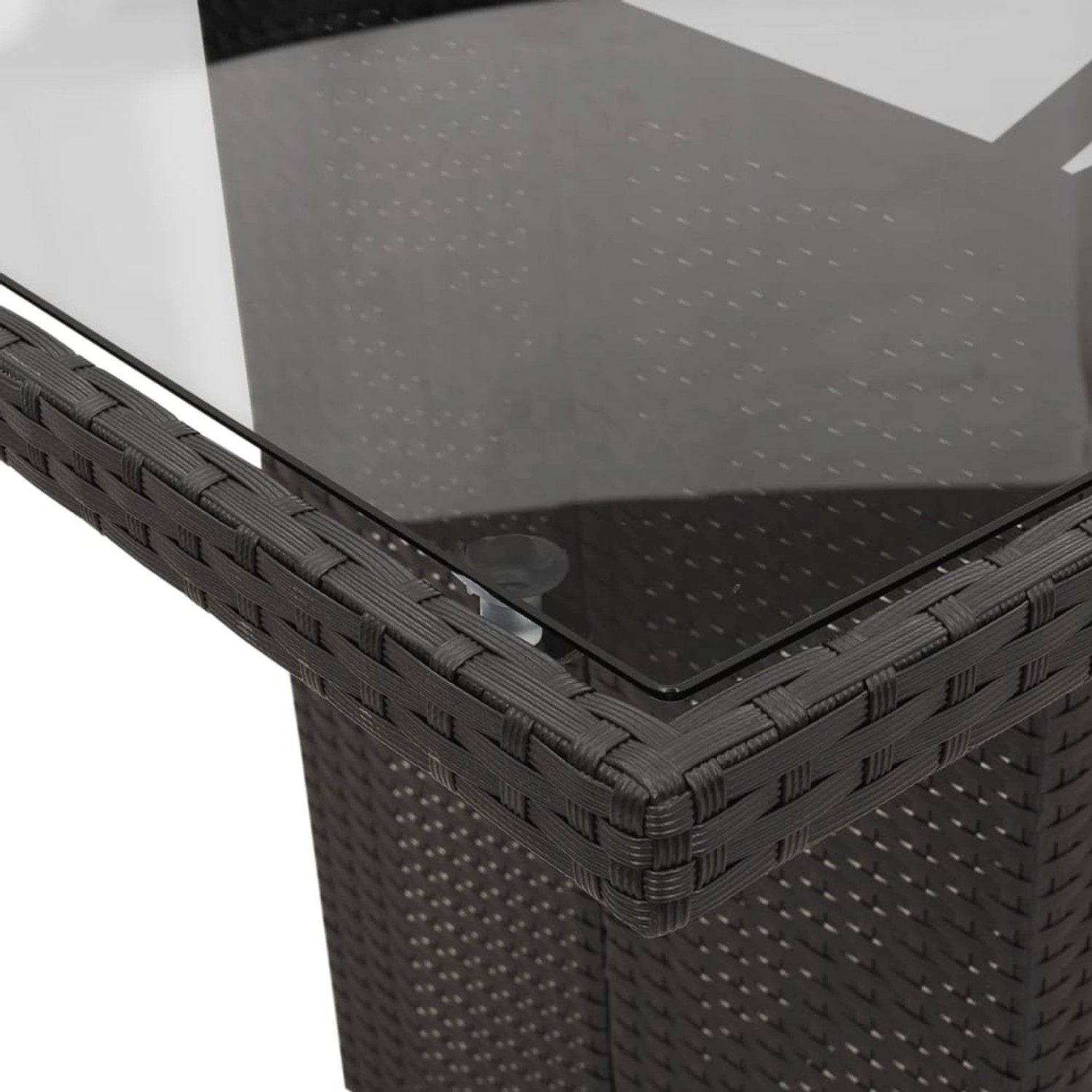Detailansicht: Schwarzer vidaXL Gartentisch mit Glasplatte und Poly Rattan Umrandung. Teil der 9-tlg. Essgruppe.