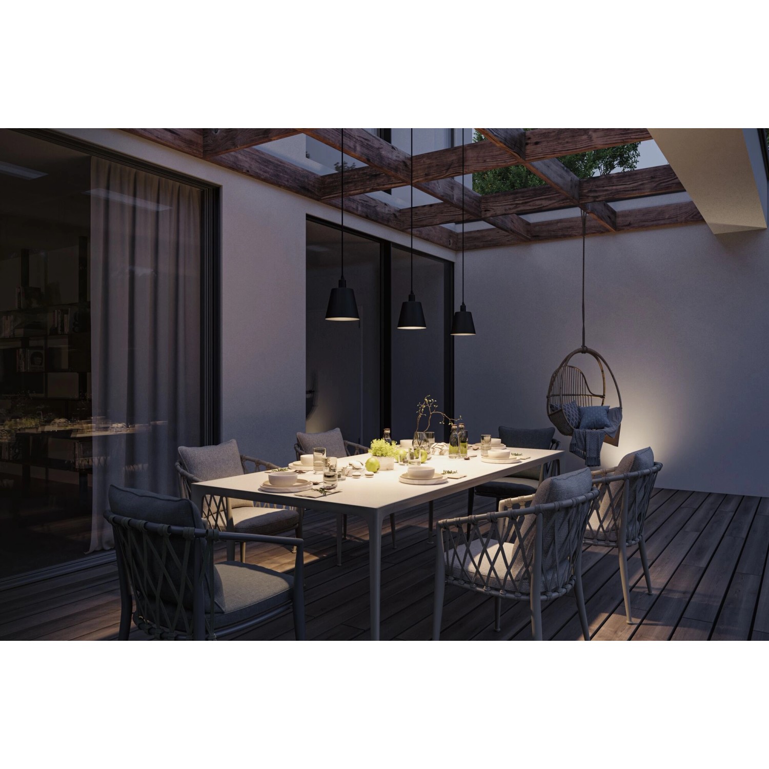 Terrasse mit Paulmann Plug & Shine Kofia Pendelleuchten in Anthrazit über Esstisch. Außenbeleuchtungssystem.
