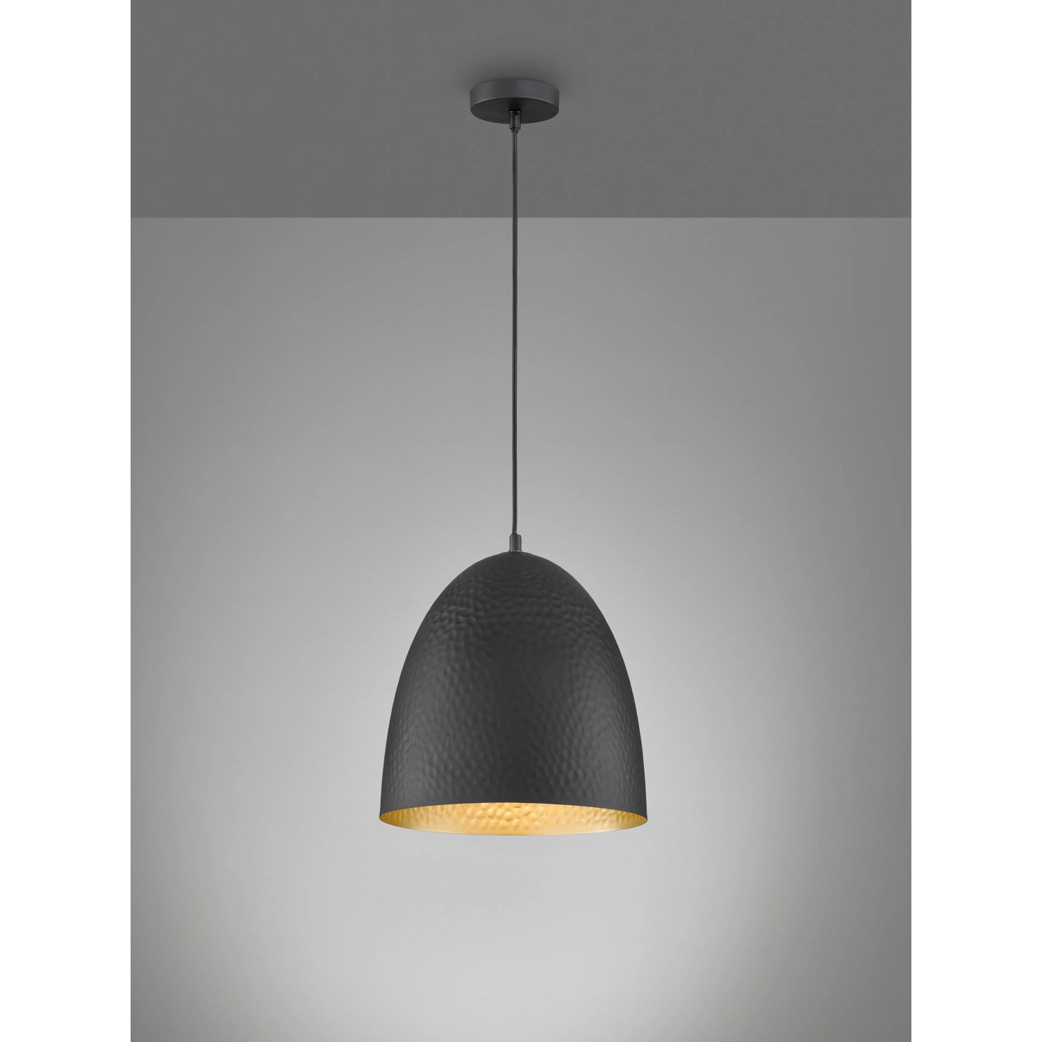 Schwarze Fischer & Honsel Pendelleuchte Mylon mit goldfarbener Innenseite.