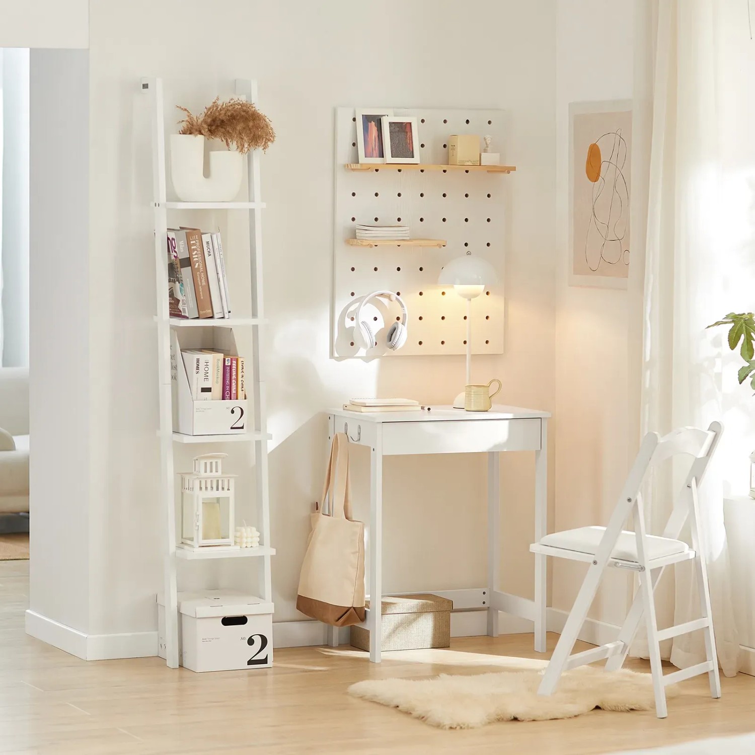 Weißer SoBuy Schreibtisch FWT43-W mit Schublade und Haken im hellen Arbeitszimmer.