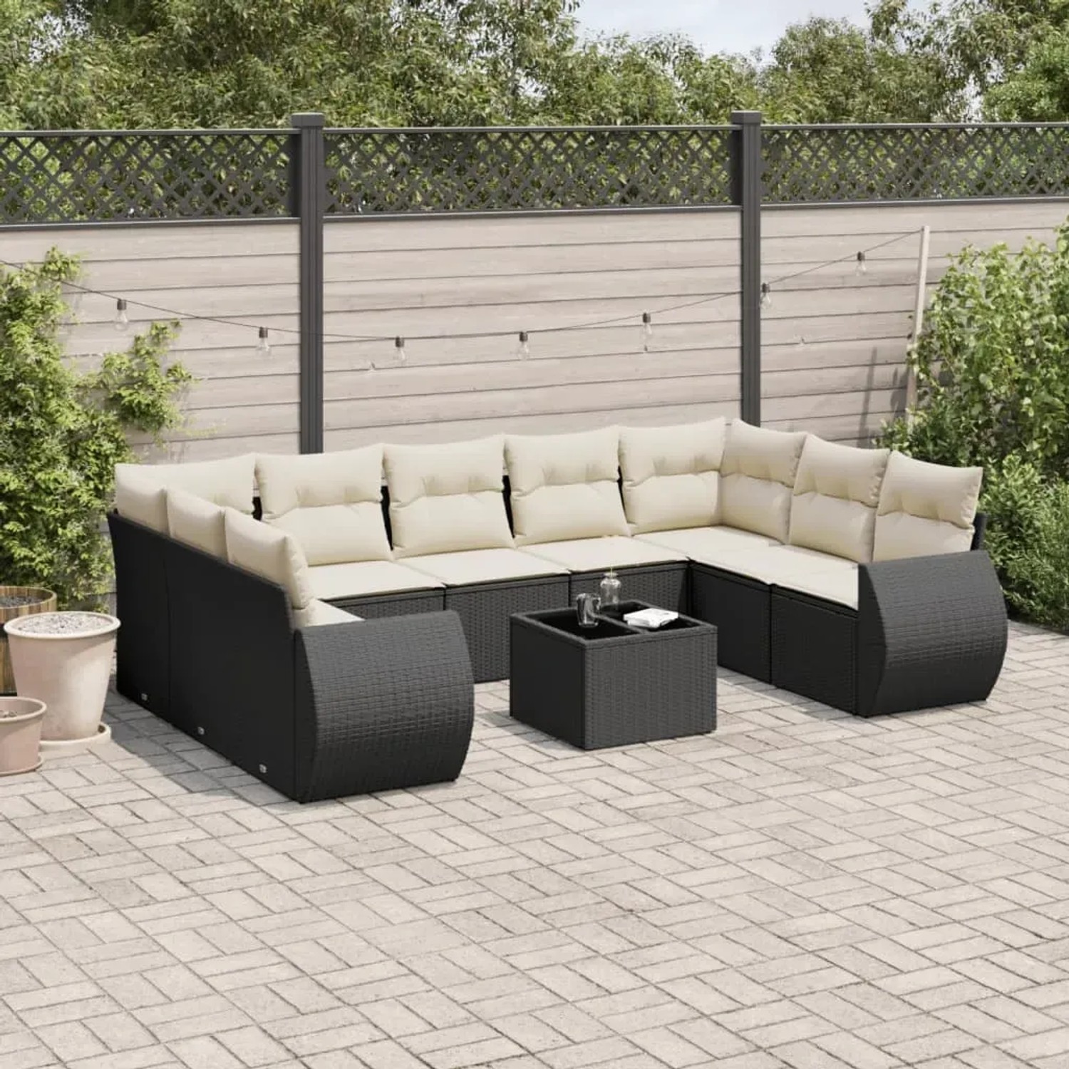 Schwarze vidaXL Garten-Sofagarnitur aus Rattan mit cremefarbenen Kissen und Tisch.