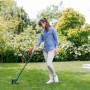 Frau trimmt Rasen mit Bosch Akku-Rasentrimmer EasyGrassCut 18V-230 im Garten.