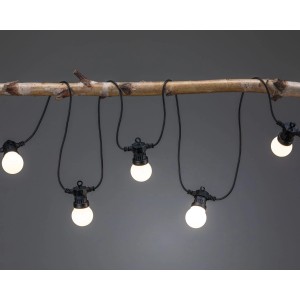 Paulmann Plug & Shine LED-Lichterkette mit warmweißen Leuchten für den Außenbereich.