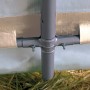 Detailaufnahme: Stahlrahmen und Plane des ShelterLogic Gewächshauses.