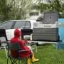Outsunny Kompressor Kühlbox, schwarz-grau, offen auf Klapptisch beim Camping. Perfektes Autozubehör.