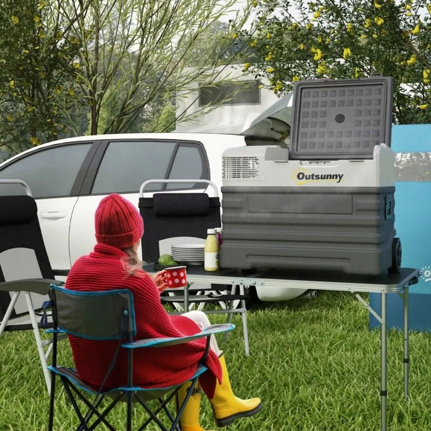 Outsunny Kompressor Kühlbox, schwarz-grau, offen auf Klapptisch beim Camping. Perfektes Autozubehör.