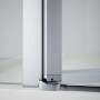 Detailaufnahme: Hüppe Schwingtür Design Pure Black Edition, Beschläge in Chromoptik, Walk-in Dusche.