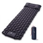 Dunkelgraue Evocamp Isomatte mit integriertem Kissen und Fußpumpe, daneben der kompakte Packsack. Ultraleichte Luftmatratze für Camping.