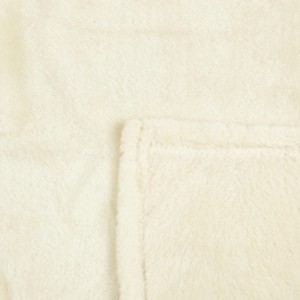 Detailansicht: Bestlivings Kuscheldecke Celina in Champagner, 180x220 cm. Weiche Wohndecke.